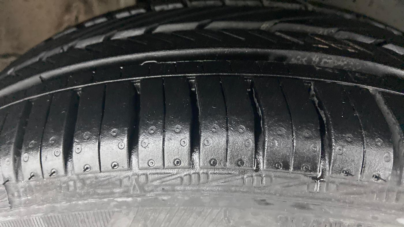2017 Volkswagen Vento HIGHLINE TDI AT, Diesel, Automatic, 96,234 km, Right Front Tyre Tread