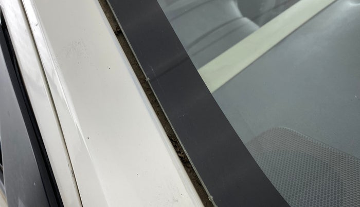 2012 Toyota Etios Liva G SP, Petrol, Manual, 72,731 km, Right A pillar - Paint is slightly faded