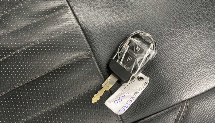 2021 Renault Kwid RXT 1.0 AMT (O), Petrol, Automatic, 28,118 km, Lock system - Remote key minor damage