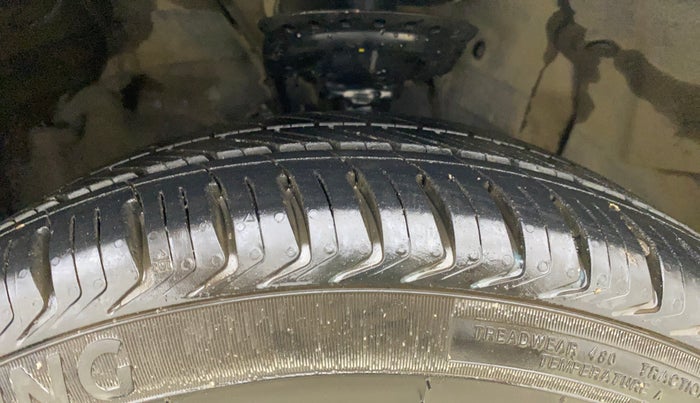 2016 Hyundai Elite i20 ASTA 1.2, Petrol, Manual, 1,01,012 km, Right Front Tyre Tread