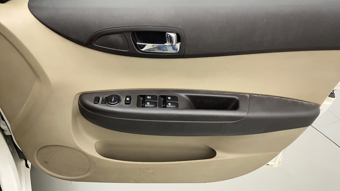 2013 Hyundai i20 MAGNA O 1.2, Petrol, Manual, 74,304 km, Driver Side Door Panels Control