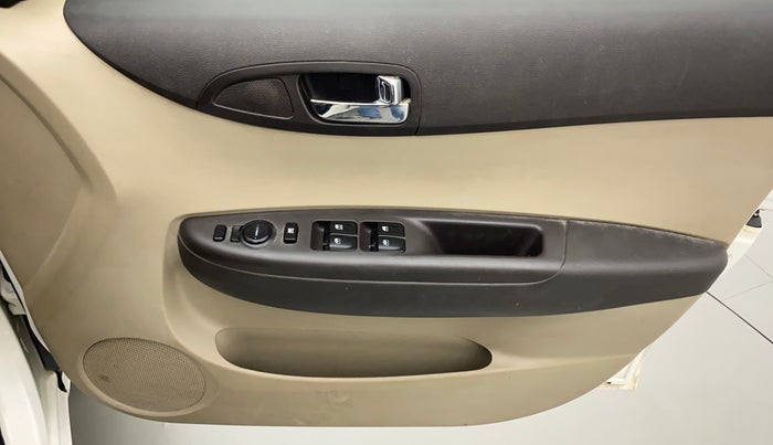 2013 Hyundai i20 MAGNA O 1.2, Petrol, Manual, 74,304 km, Driver Side Door Panels Control