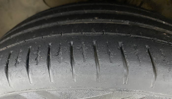 2016 Hyundai Elite i20 ASTA 1.2, Petrol, Manual, 33,212 km, Left Front Tyre Tread