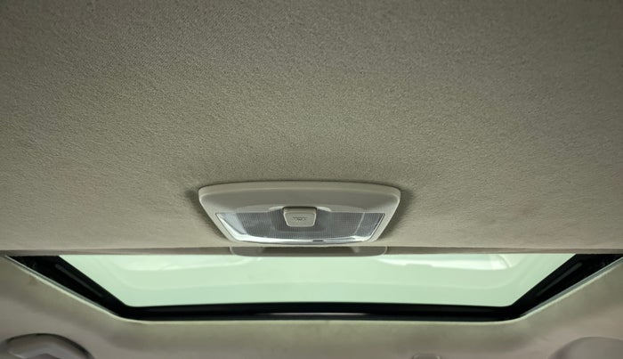 2021 Mahindra XUV300 W8 (O) 1.2 PETROL, Petrol, Manual, 50,119 km, Moonroof/ Sunroof