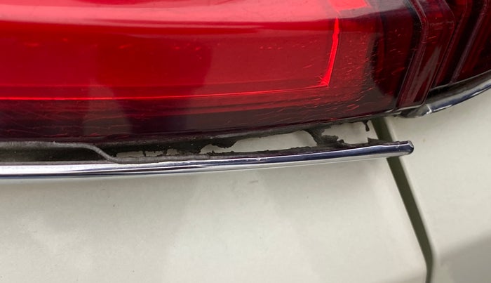 2021 Mahindra XUV300 W8 (O) 1.2 PETROL, Petrol, Manual, 50,119 km, Left tail light - Chrome has minor damage