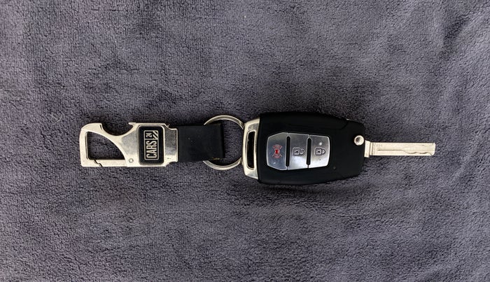 2021 Mahindra XUV300 W8 (O) 1.2 PETROL, Petrol, Manual, 50,119 km, Key Close Up