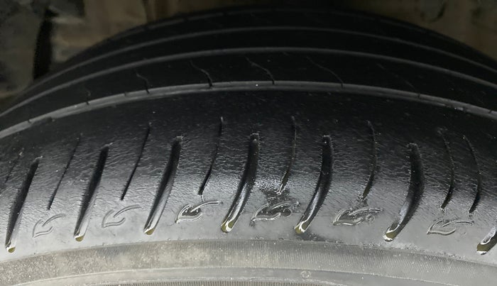 2021 Mahindra XUV300 W8 (O) 1.2 PETROL, Petrol, Manual, 50,119 km, Left Front Tyre Tread
