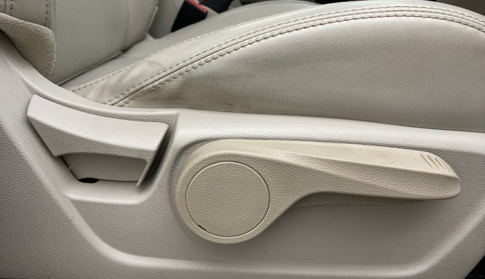 2021 Mahindra XUV300 W8 (O) 1.2 PETROL, Petrol, Manual, 50,119 km, Driver Side Adjustment Panel