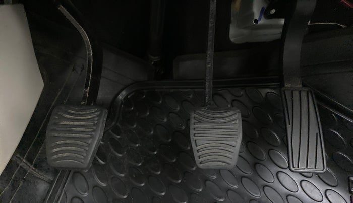 2021 Mahindra XUV300 W8 (O) 1.2 PETROL, Petrol, Manual, 50,119 km, Pedals