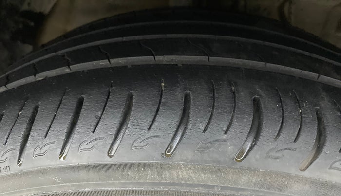 2021 Mahindra XUV300 W8 (O) 1.2 PETROL, Petrol, Manual, 50,119 km, Right Front Tyre Tread