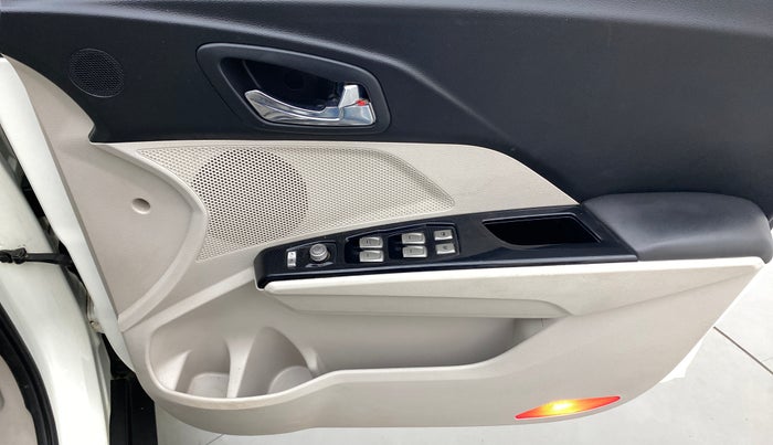 2021 Mahindra XUV300 W8 (O) 1.2 PETROL, Petrol, Manual, 50,119 km, Driver Side Door Panels Control