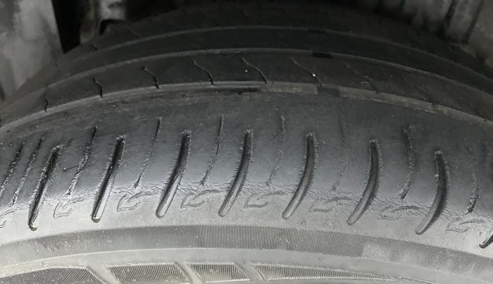 2021 Mahindra XUV300 W8 (O) 1.2 PETROL, Petrol, Manual, 50,119 km, Left Rear Tyre Tread
