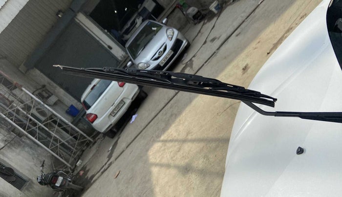 2022 Renault TRIBER RXZ AMT, Petrol, Automatic, 4,196 km, Front windshield - Wiper nozzle not functional