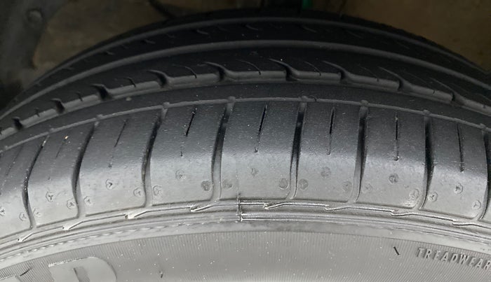 2018 Maruti Dzire ZDI, Diesel, Manual, 91,087 km, Left Front Tyre Tread