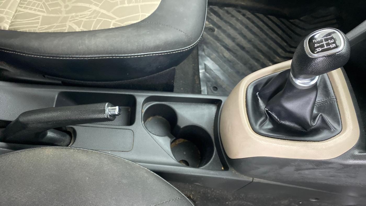 2017 Hyundai Grand i10 SPORTZ (O) 1.2 KAPPA VTVT, Petrol, Manual, 37,646 km, Gear Lever