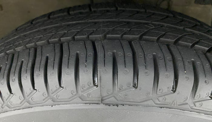 2017 Maruti Swift VXI, Petrol, Manual, 56,657 km, Right Front Tyre Tread
