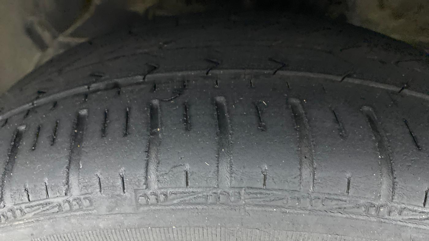 2016 Hyundai Grand i10 ASTA (O) AT 1.2 KAPPA VTVT, Petrol, Automatic, 33,358 km, Left Front Tyre Tread