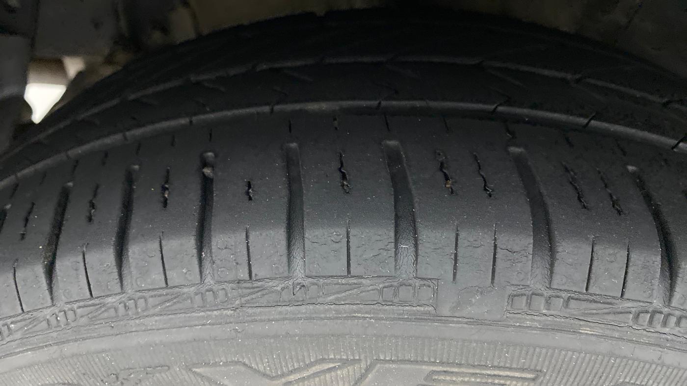 2016 Hyundai Grand i10 ASTA (O) AT 1.2 KAPPA VTVT, Petrol, Automatic, 33,358 km, Right Rear Tyre Tread