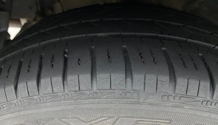 2016 Hyundai Grand i10 ASTA (O) AT 1.2 KAPPA VTVT, Petrol, Automatic, 33,358 km, Right Rear Tyre Tread