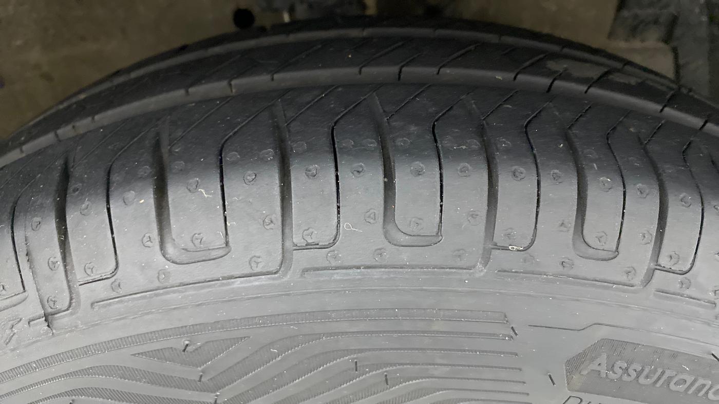 2016 Maruti Swift VXI O, Petrol, Manual, 28,721 km, Right Front Tyre Tread