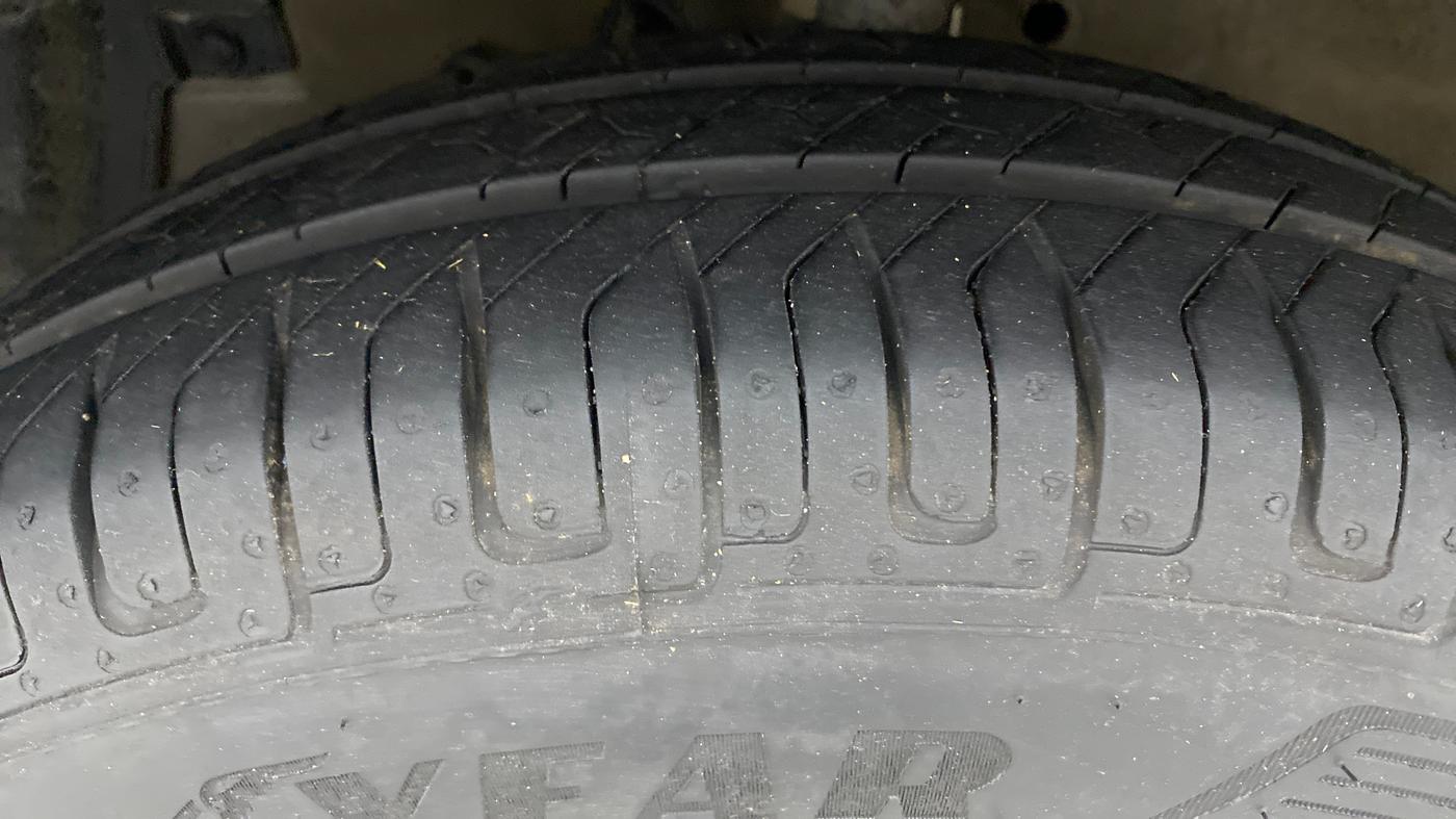 2016 Maruti Swift VXI O, Petrol, Manual, 28,721 km, Left Front Tyre Tread