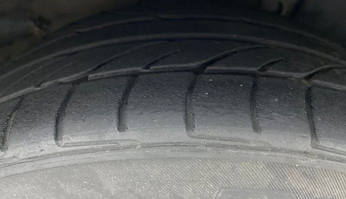 2016 Hyundai New Elantra 1.6 SX MT DIESEL, Diesel, Manual, 75,423 km, Right Front Tyre Tread