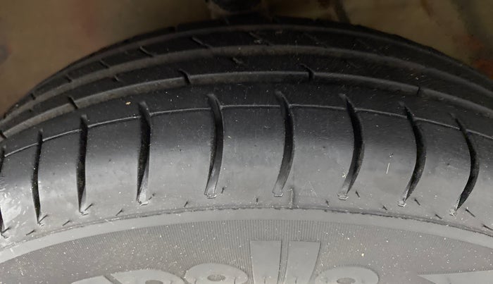 2017 Maruti Alto 800 LXI, Petrol, Manual, 44,069 km, Left Front Tyre Tread
