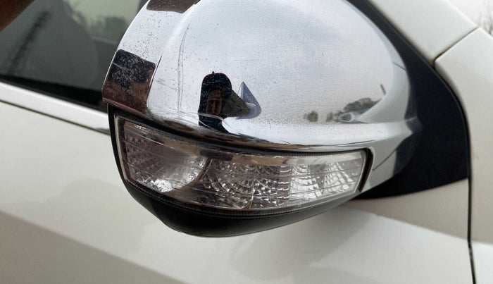 2018 Mahindra XUV500 W7, Diesel, Manual, 27,551 km, Right rear-view mirror - Indicator light has minor damage