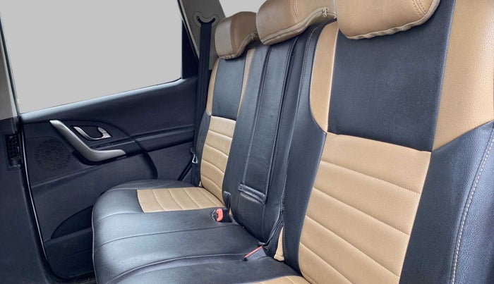 2018 Mahindra XUV500 W7, Diesel, Manual, 27,551 km, Right Side Rear Door Cabin