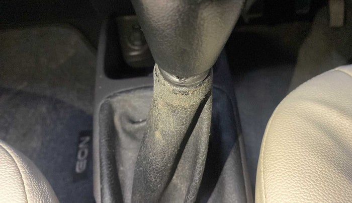 2015 Hyundai Eon ERA +, Petrol, Manual, 89,374 km, Gear lever - Boot cover slightly torn
