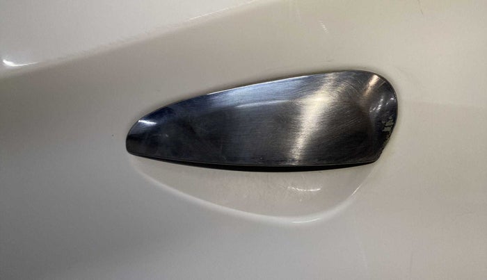 2015 Hyundai Eon ERA +, Petrol, Manual, 89,374 km, Rear left door - Chrome on handle has slight discoularation