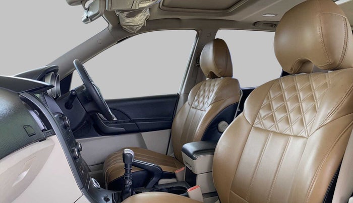 2018 Mahindra XUV500 W9, Diesel, Manual, 87,739 km, Right Side Front Door Cabin