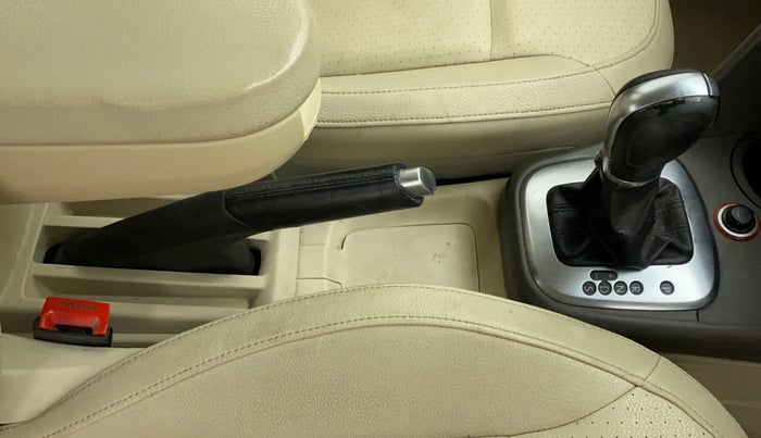 2013 Volkswagen Vento HIGHLINE PETROL AT, Petrol, Automatic, 70,819 km, Gear Lever