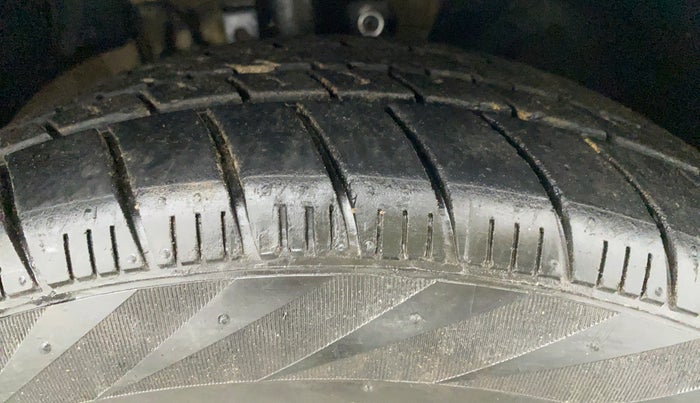 2013 Volkswagen Vento HIGHLINE PETROL AT, Petrol, Automatic, 70,819 km, Right Front Tyre Tread