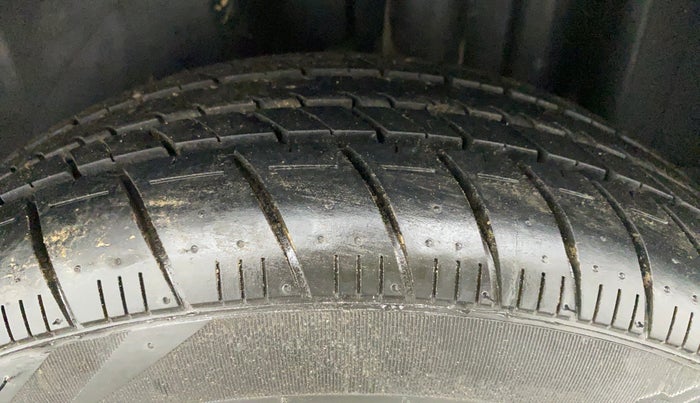 2013 Volkswagen Vento HIGHLINE PETROL AT, Petrol, Automatic, 70,819 km, Left Rear Tyre Tread