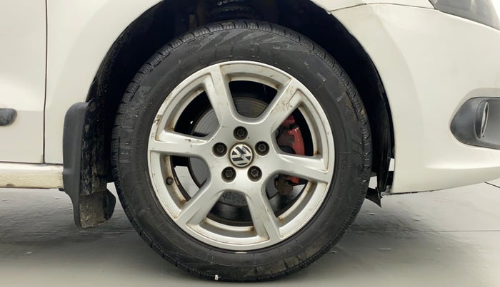 2013 Volkswagen Vento HIGHLINE PETROL AT, Petrol, Automatic, 70,819 km, Right Front Wheel