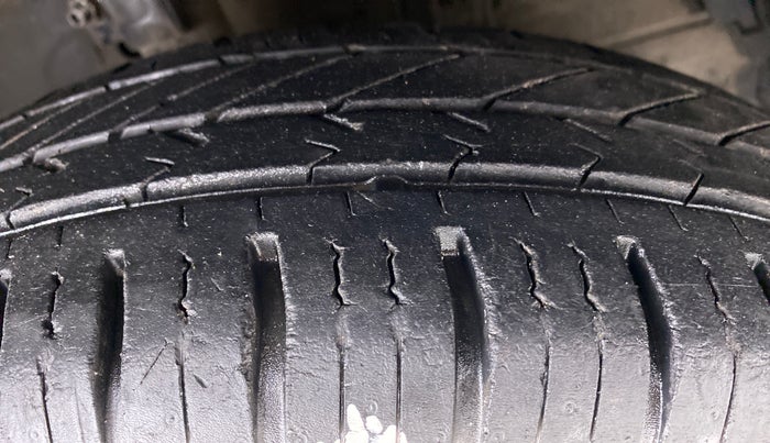 2012 Maruti Swift VXI, Petrol, Manual, 24,119 km, Right Front Tyre Tread