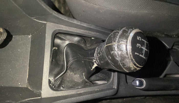 2017 Maruti Vitara Brezza ZDI, Diesel, Manual, 68,204 km, Gear lever - Boot Cover minor damage
