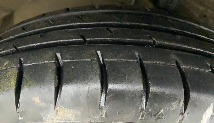 2015 Maruti Swift LXI (O), CNG, Manual, 74,392 km, Right Front Tyre Tread