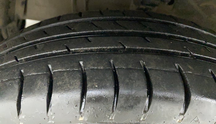 2015 Maruti Swift LXI (O), CNG, Manual, 74,392 km, Left Front Tyre Tread
