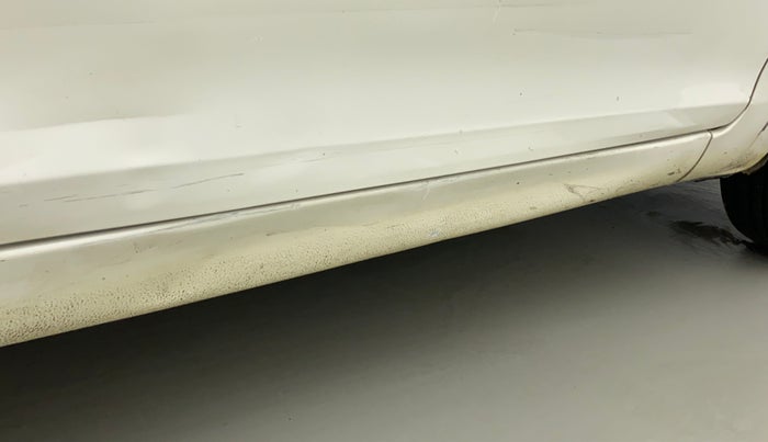 2015 Maruti Swift LXI (O), CNG, Manual, 74,392 km, Right running board - Slightly dented