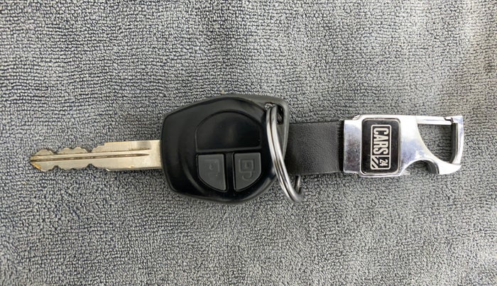 2015 Maruti Swift LXI (O), CNG, Manual, 74,392 km, Key Close Up