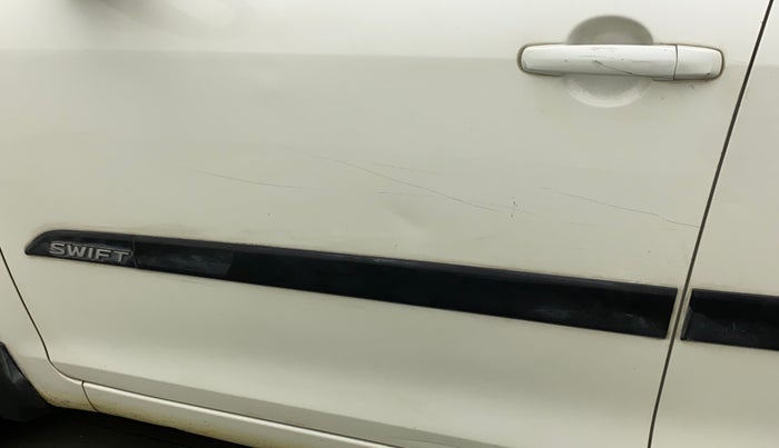 2015 Maruti Swift LXI (O), CNG, Manual, 74,392 km, Front passenger door - Slightly dented