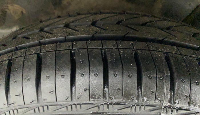 2015 Maruti Swift LXI (O), CNG, Manual, 74,392 km, Left Rear Tyre Tread