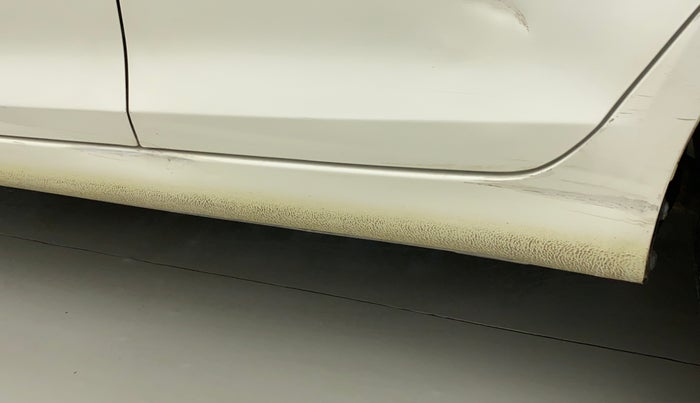 2015 Maruti Swift LXI (O), CNG, Manual, 74,392 km, Left running board - Slightly dented