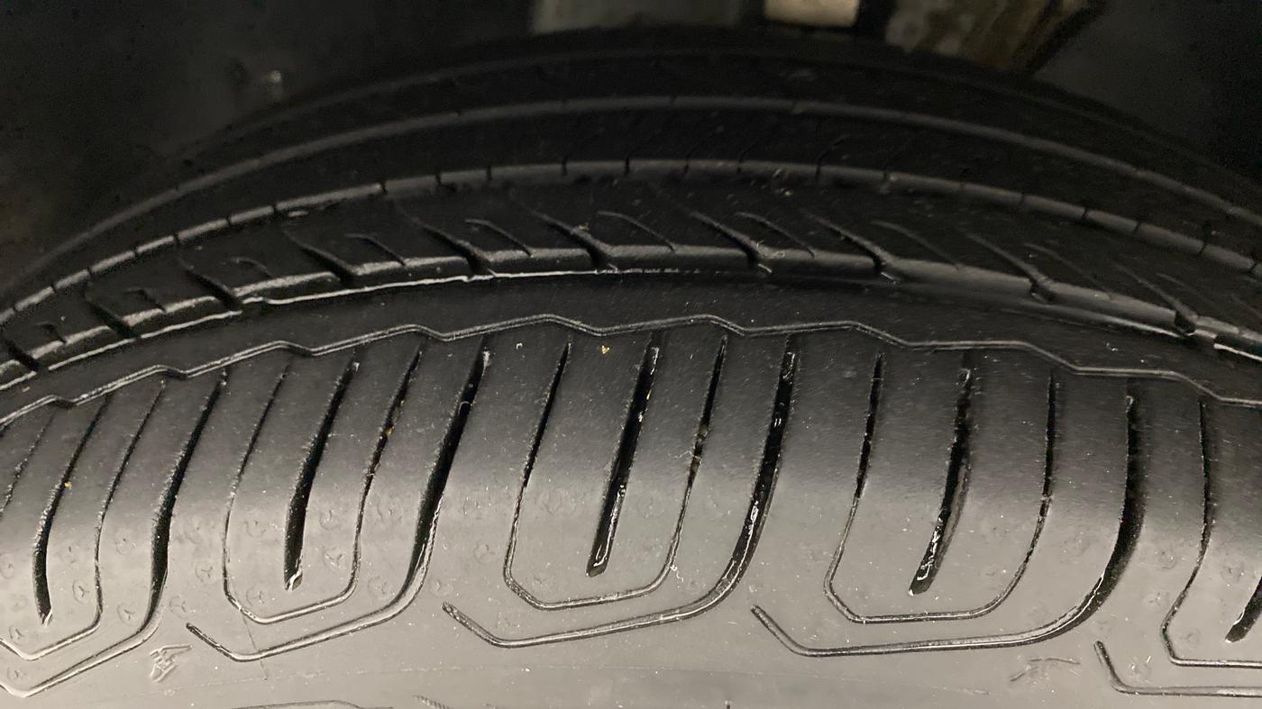 2022 Volkswagen VIRTUS TOPLINE TSI 1.0 MT, Petrol, Manual, 9,232 km, Left Front Tyre Tread