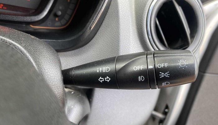 2017 Renault Kwid 1.0 RXT Opt, Petrol, Manual, 85,979 km, Combination switch - Fog Light Switch is not working