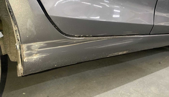 2015 Maruti Swift VXI, Petrol, Manual, 46,436 km, Right running board - Slightly dented