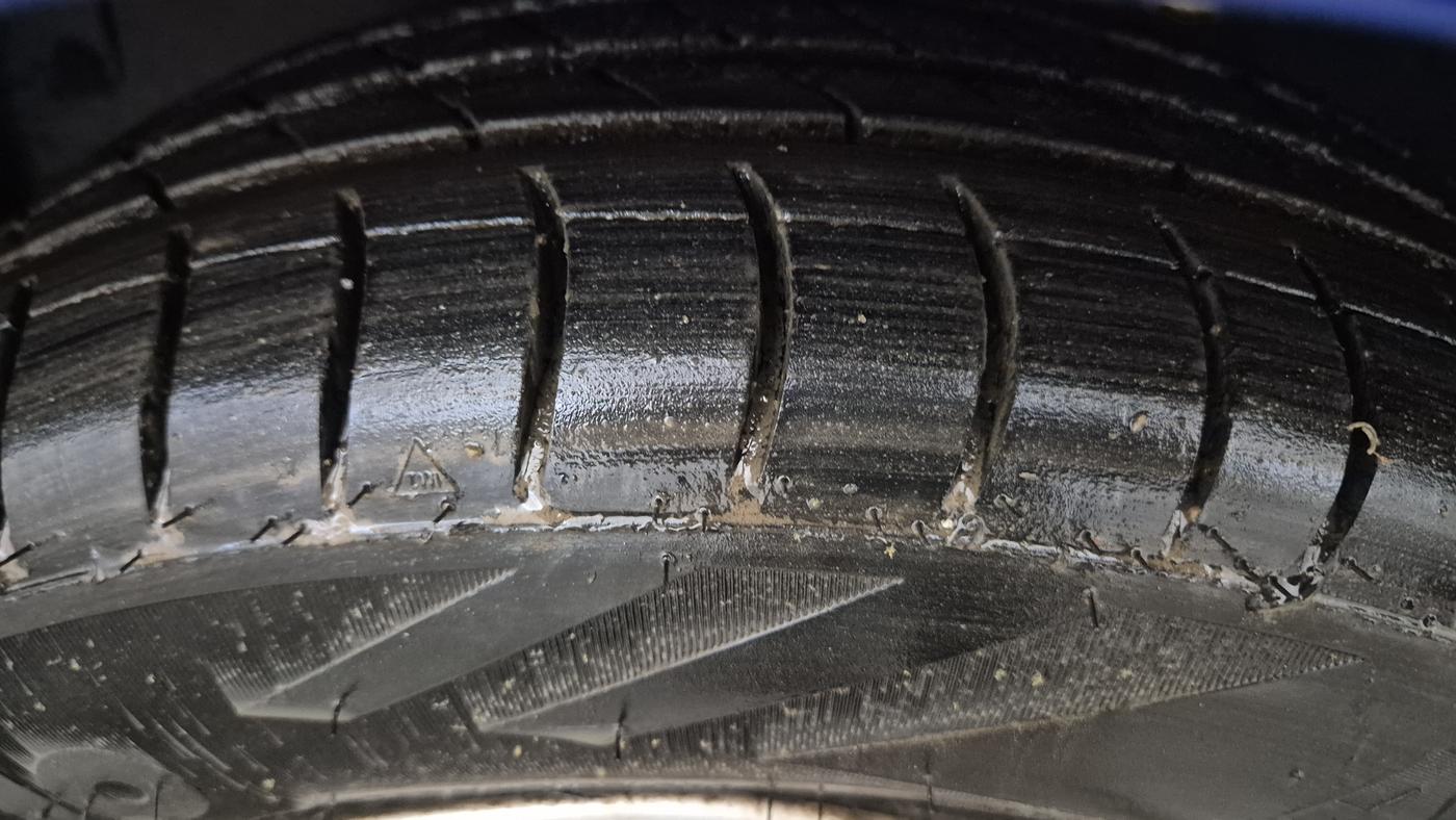 2014 Hyundai Eon MAGNA +, Petrol, Manual, 33,284 km, Left Front Tyre Tread