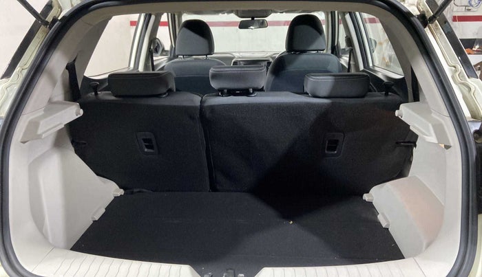 2019 Mahindra XUV300 W8 1.5 DIESEL AMT, Diesel, Automatic, 4,227 km, Dicky (Boot door) - Parcel tray missing